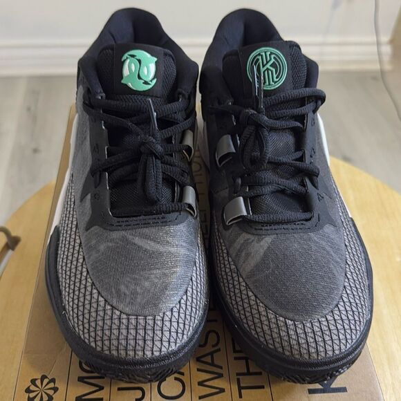 NEW- Nike Kyrie 8- Go GS Boys Shoes- Youth 7 (women’s 8.5) - Picture 2 of 9